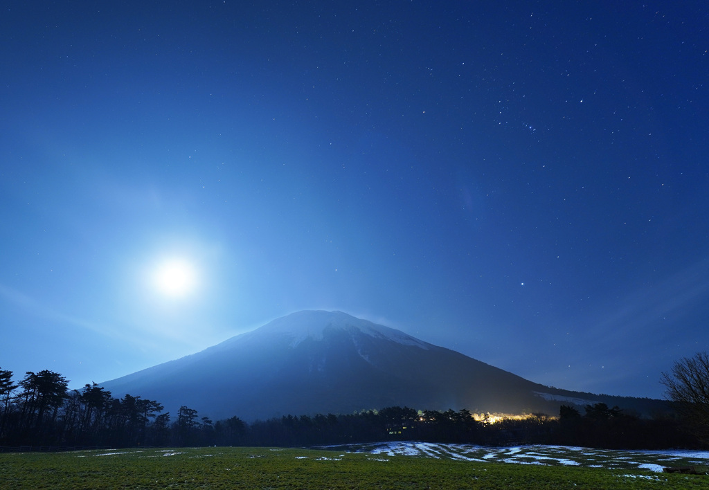 月夜の大山まきば