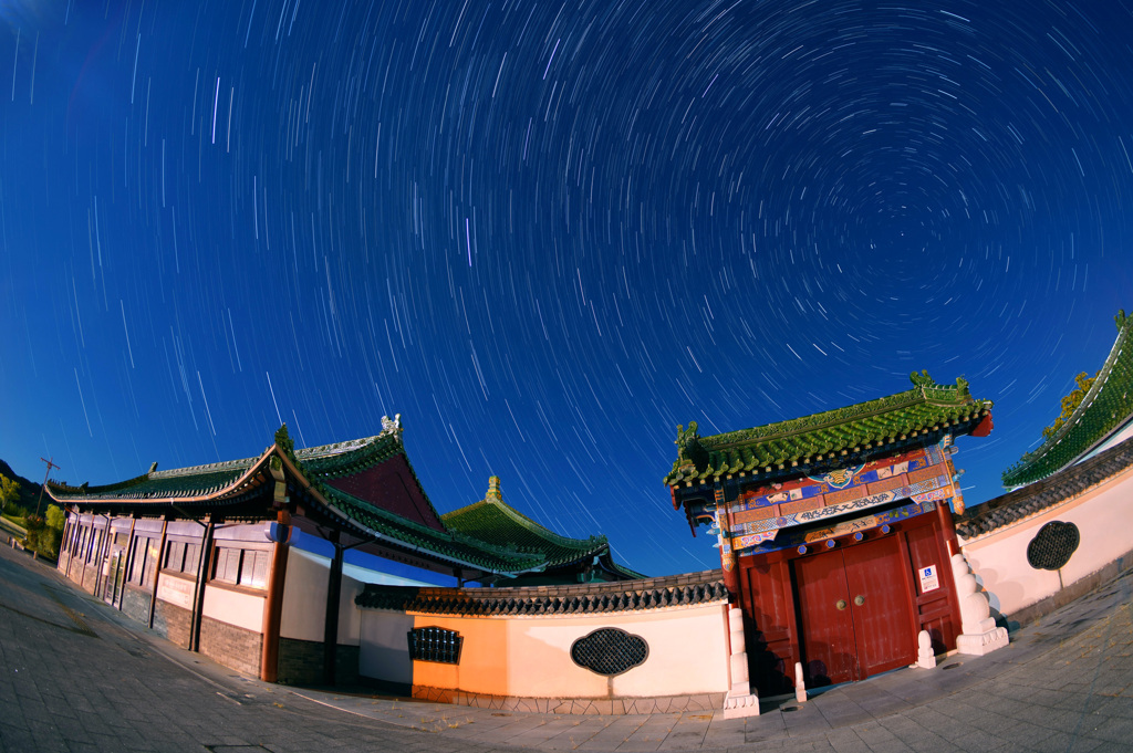 燕趙園に沈む夏の星座
