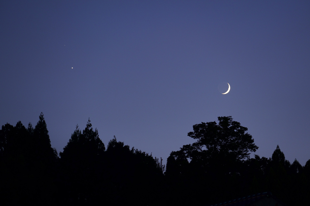 三日月と金星