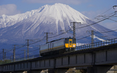 大山と特急スーパーまつかぜ