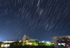 倉吉未来中心に昇る冬の星座