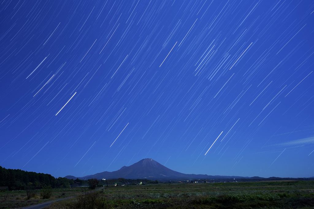 大山と昇る冬の大三角