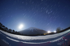 月夜の大山と昇る冬の星座