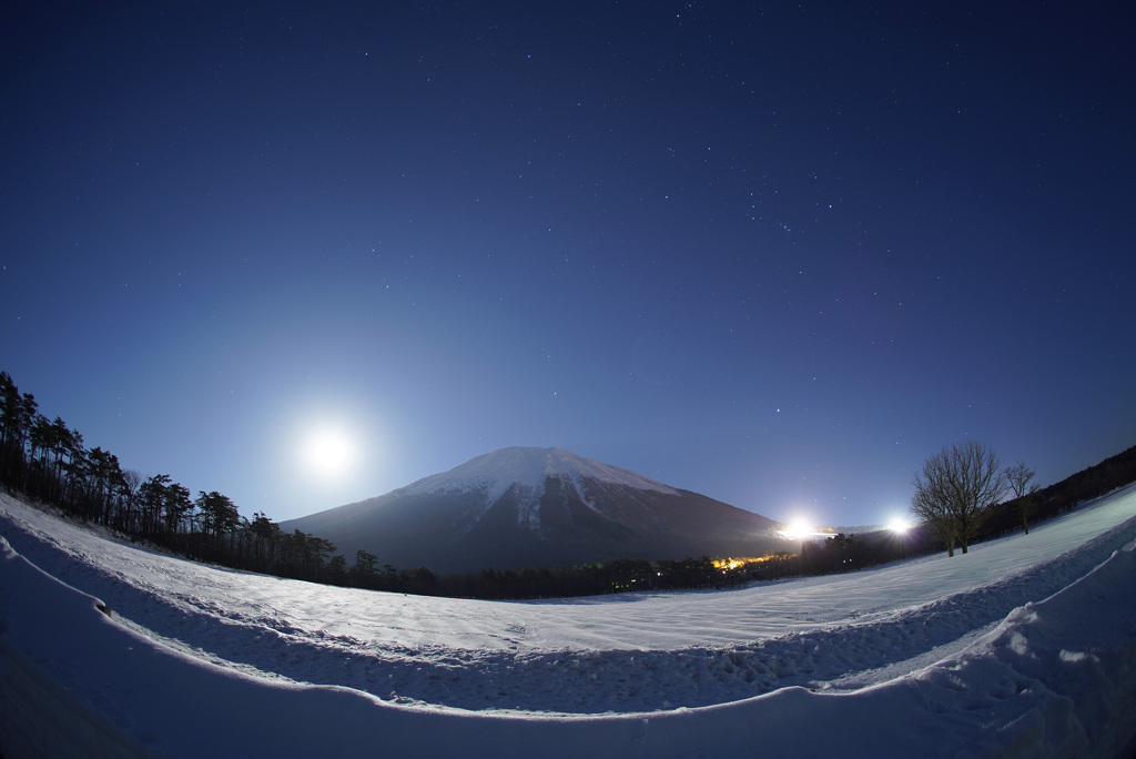 月夜の大山と昇る冬の星座