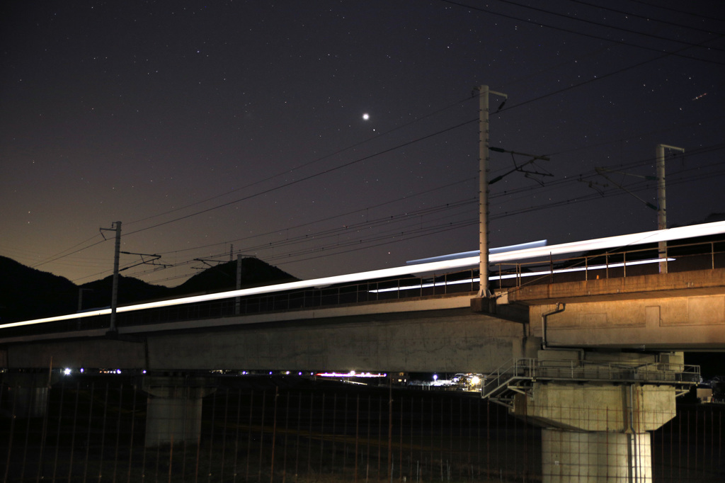 宵の明星と新幹線の光跡