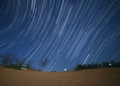 砂丘に昇る冬の星座