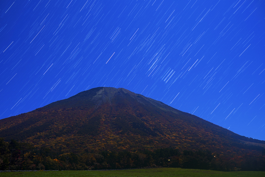 紅葉の大山に昇るオリオン座