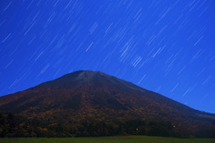 紅葉の大山に昇るオリオン座