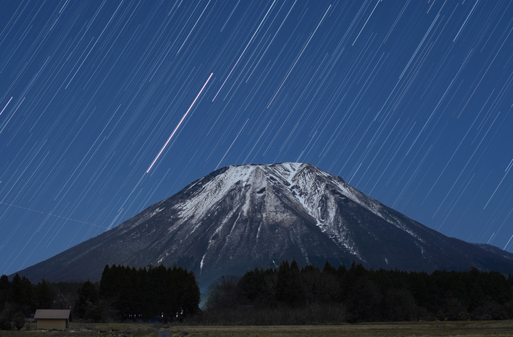 残雪の大山と昇るうしかい座