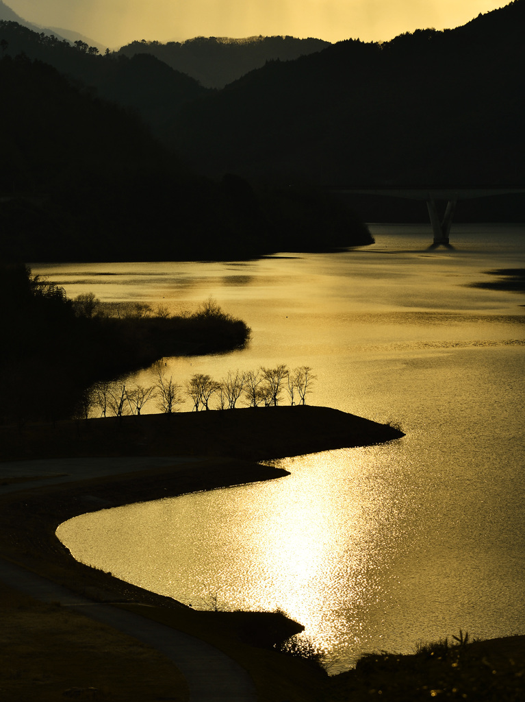 夕暮れの湖面