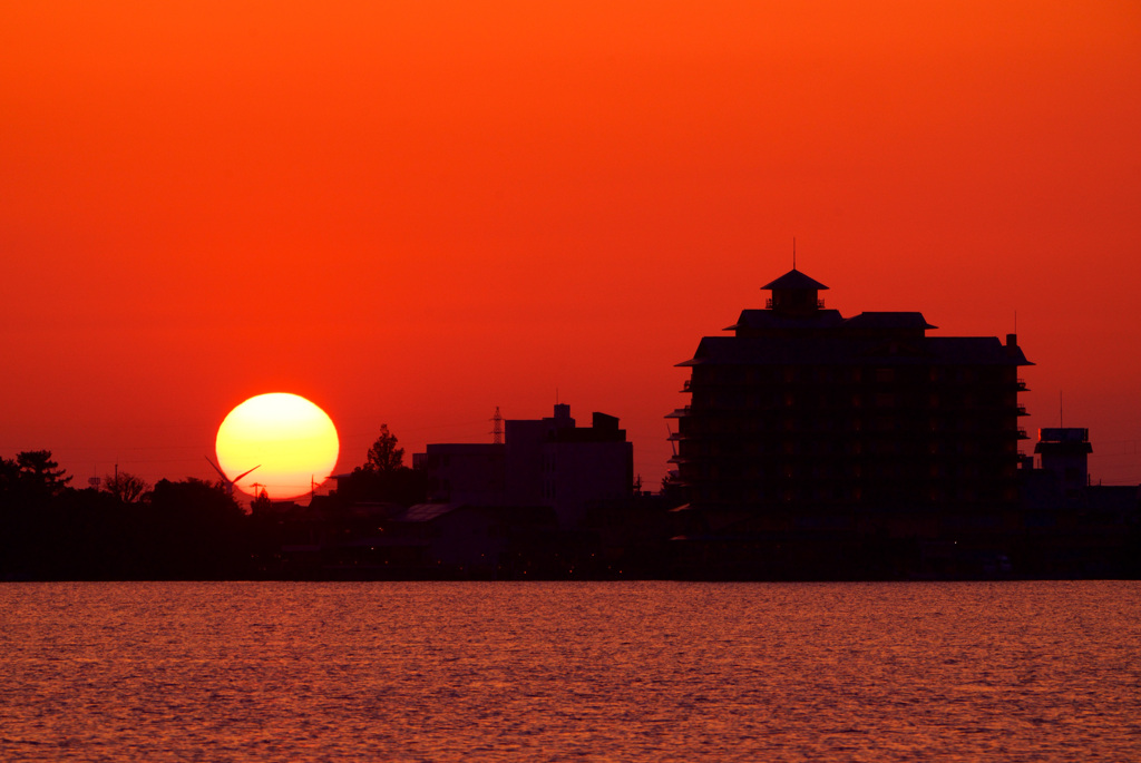 東郷湖に沈む夕日