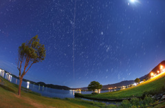 月夜の東郷湖と昇る冬の星座