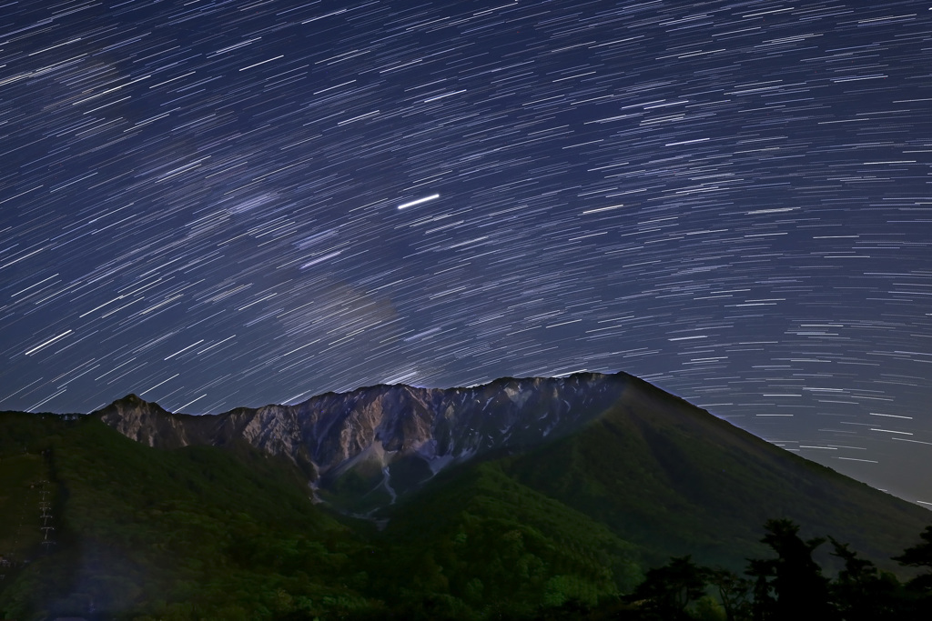 月明かりの大山と昇るさそり座