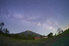 大山に昇る夏の天の川