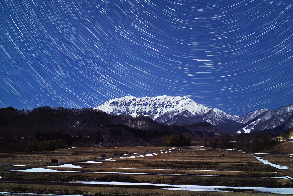 御机みつめの棚田と大山星景色