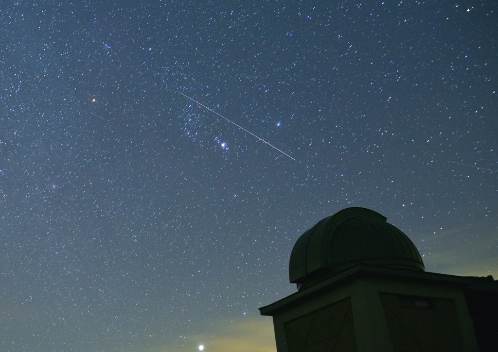 昇るオリオン座と流星