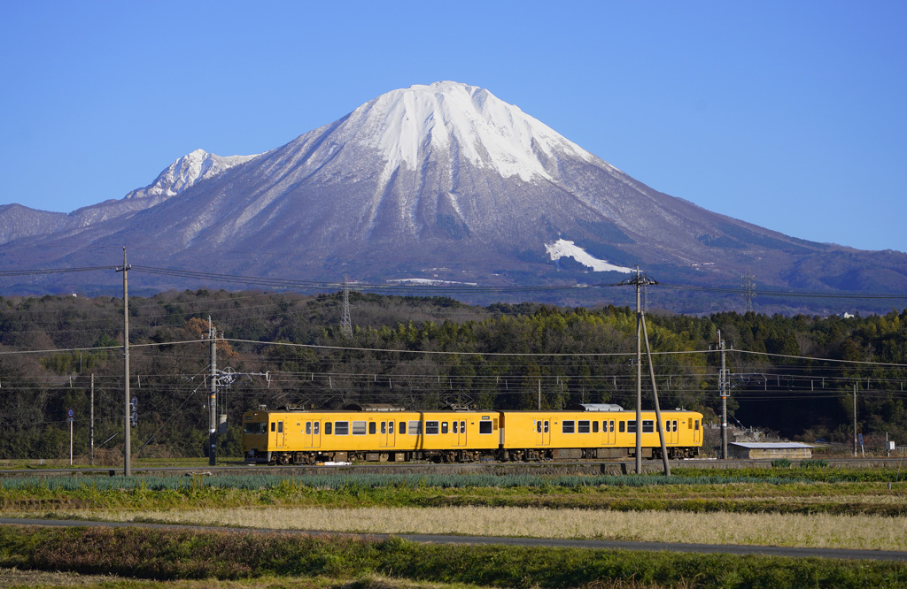 大山と伯備線普通列車