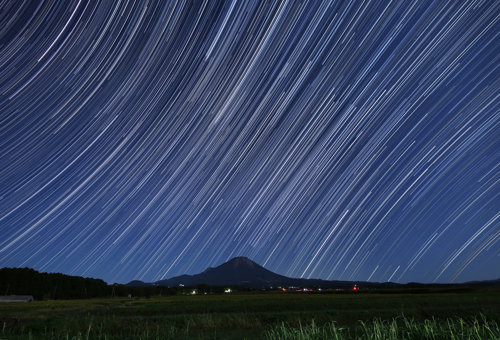 大山に昇る冬の星座の光跡