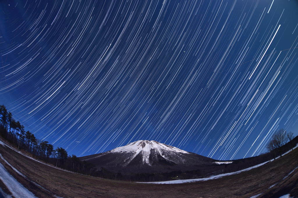 月夜の大山と昇る夏の星座