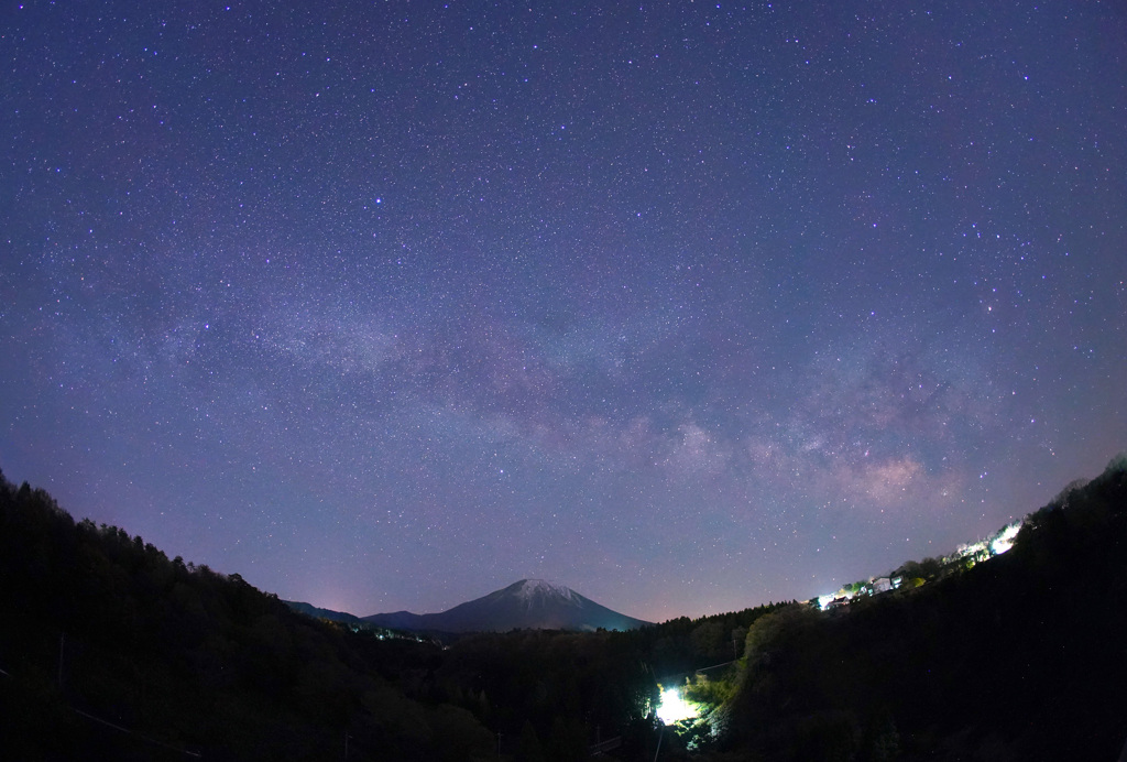 大山に昇る夏の天の川