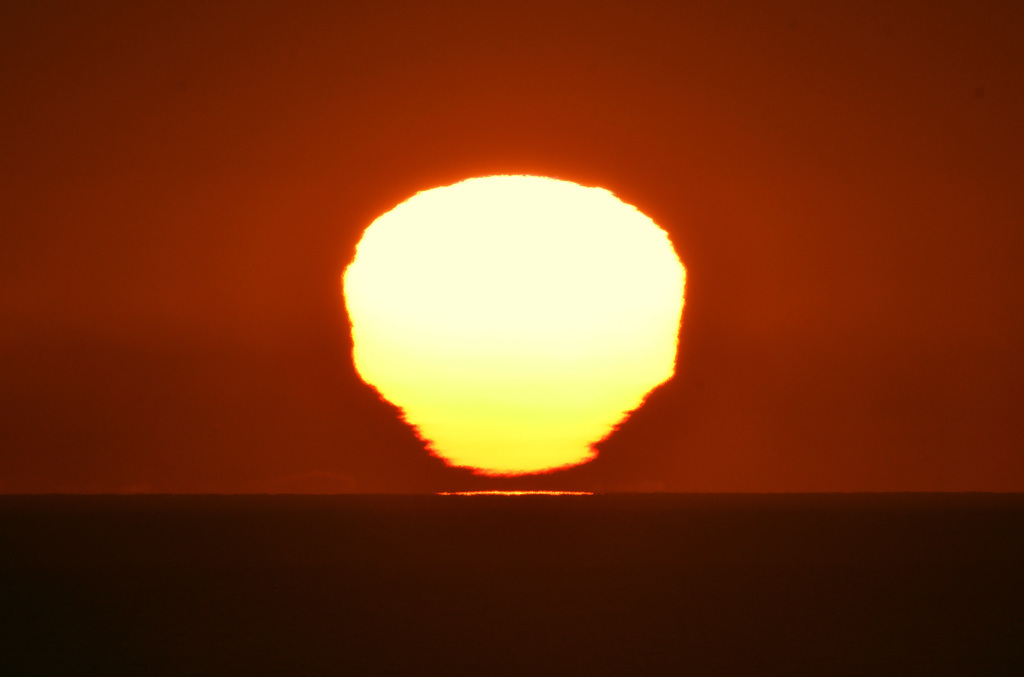 日本海に昇るダルマ朝日