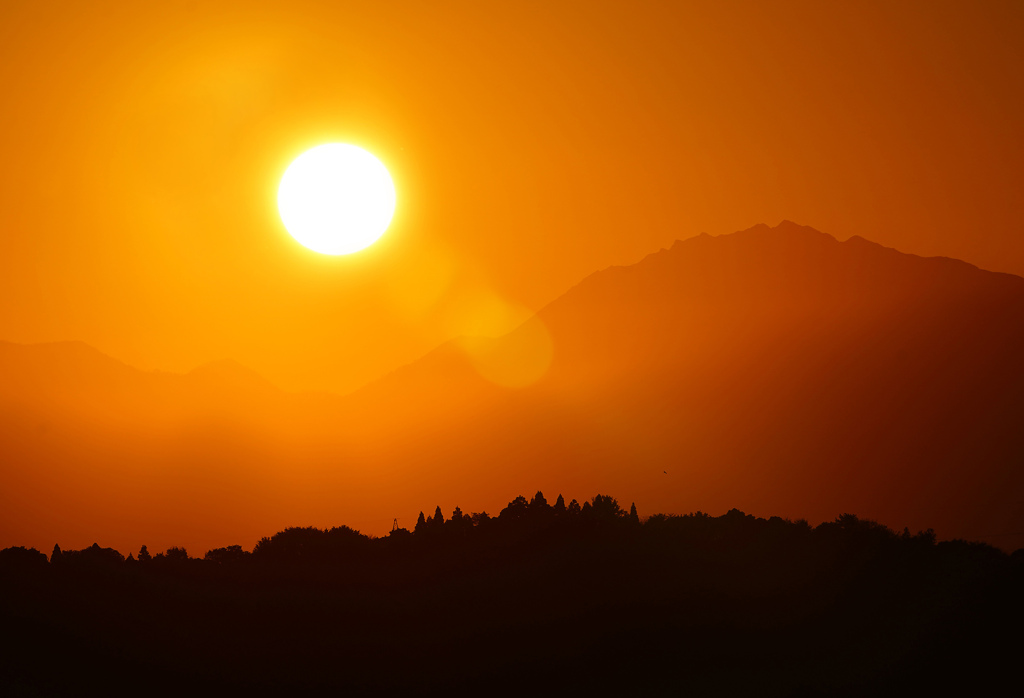 大山連峰に沈む夕日