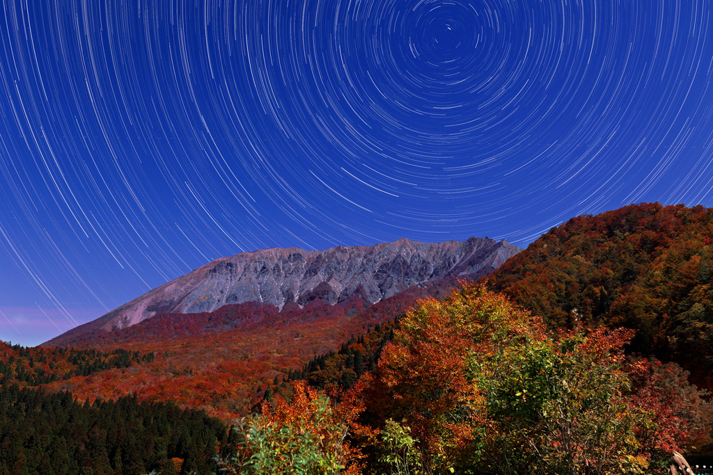 月夜の大山鍵掛峠紅葉