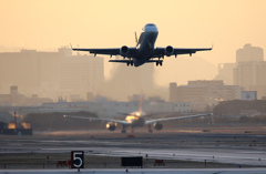 夜明けの伊丹空港