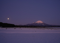 大山と昇る満月