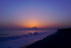 夜明けの大山と日本海