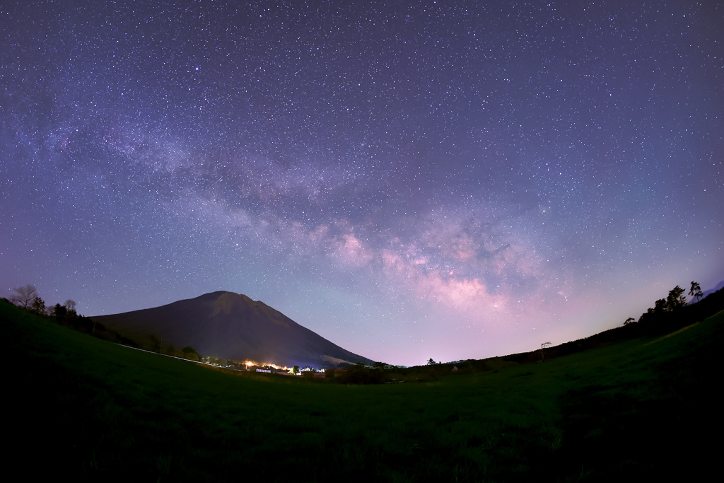 大山と昇る天の川