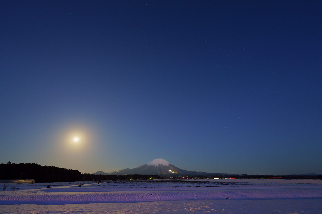 大山に昇る満月と冬の大三角