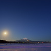 大山に昇る満月と冬の大三角