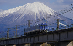 大山と観光列車あめつち