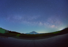 大山に昇る夏の天の川