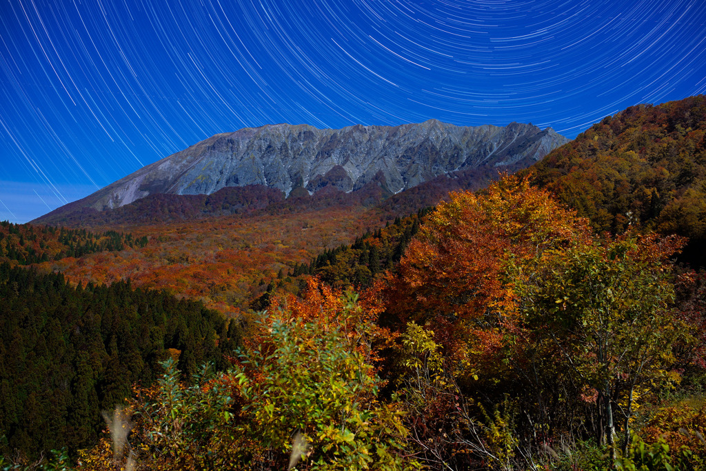 月夜の大山鍵掛峠紅葉