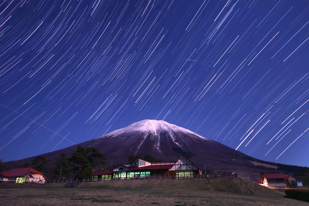 月夜の大山まきばみるくの里