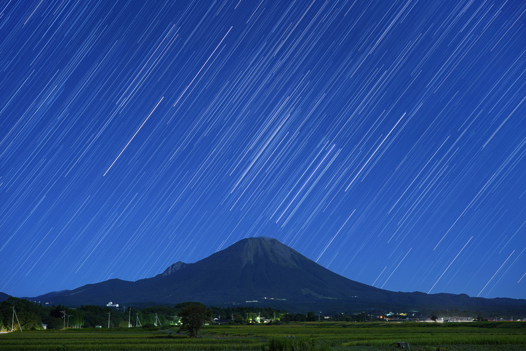 大山に昇るオリオン座