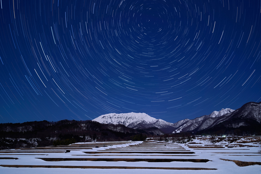 雪の大山とカシオペア座
