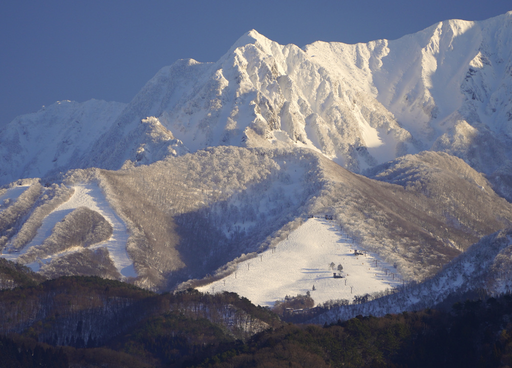 大山北壁とスキー場