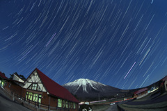 大山まきばみるくの里と昇る夏の星座