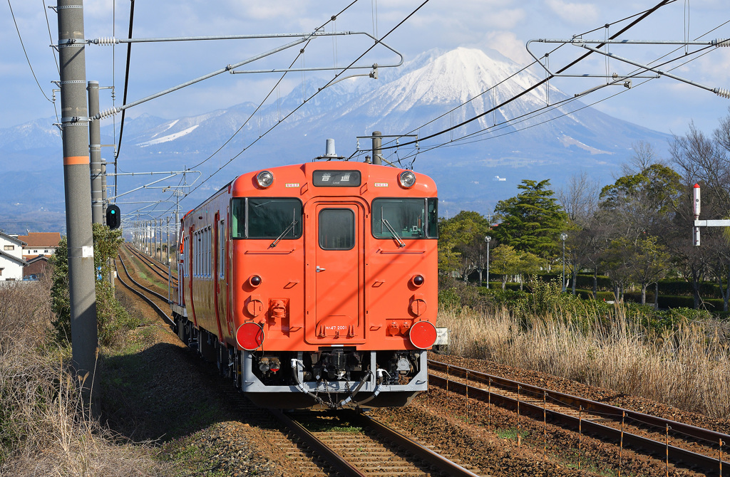 雪の大山とタラコ列車