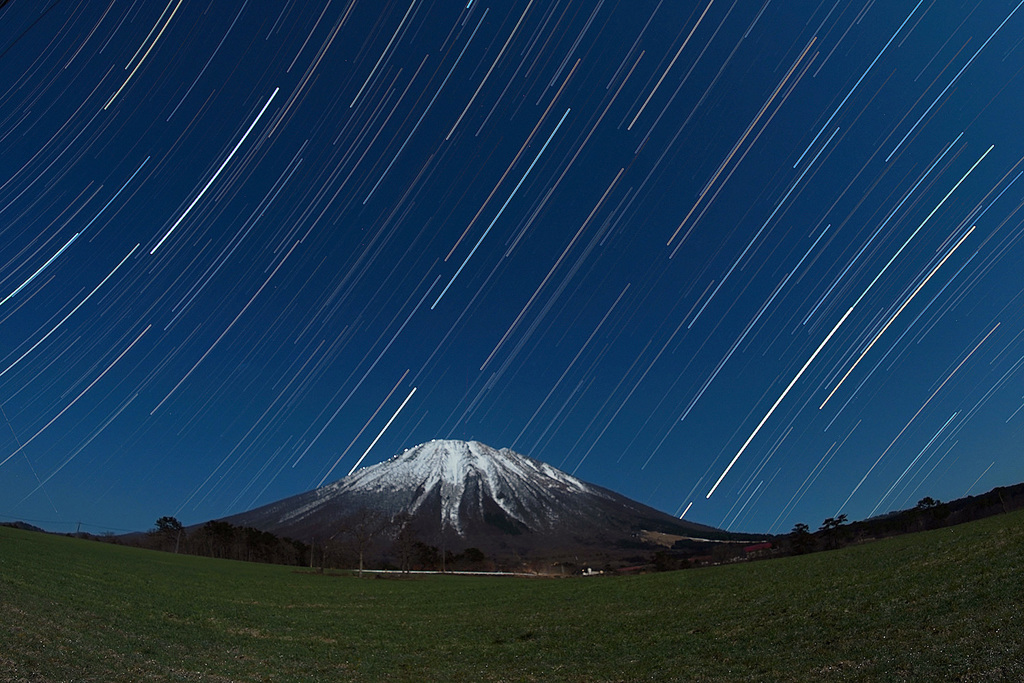 雪の大山と昇る夏の星座