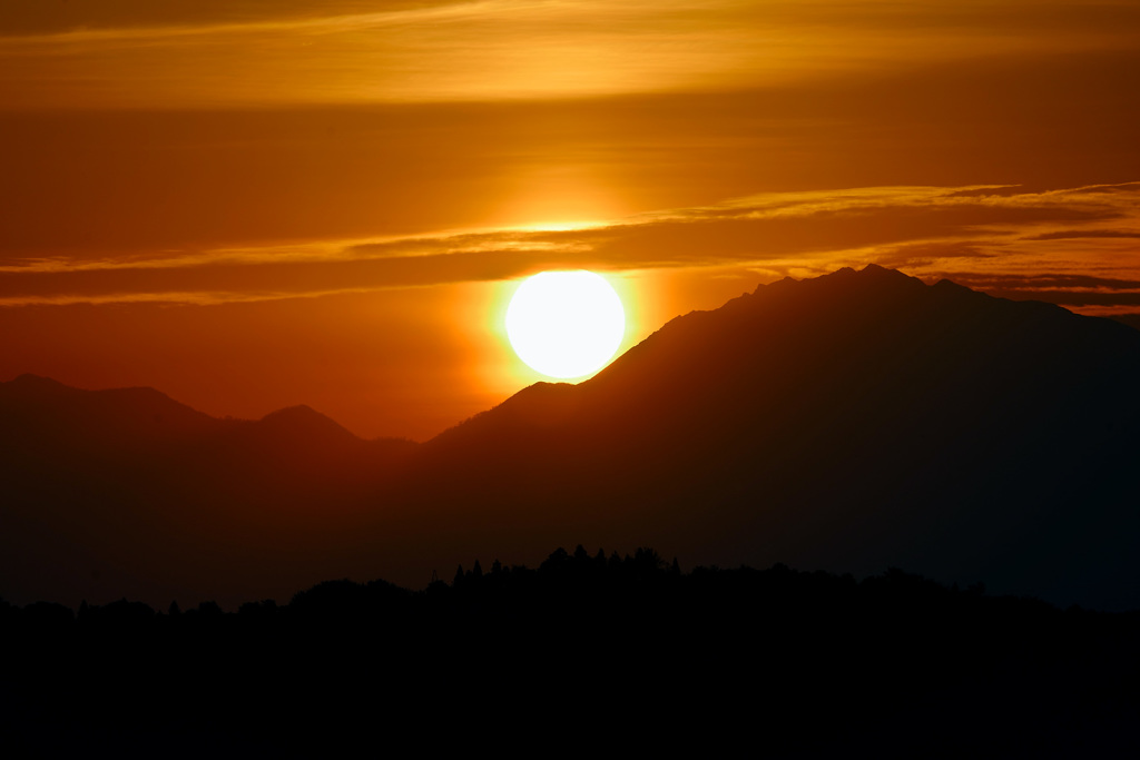 大山に沈む夕日