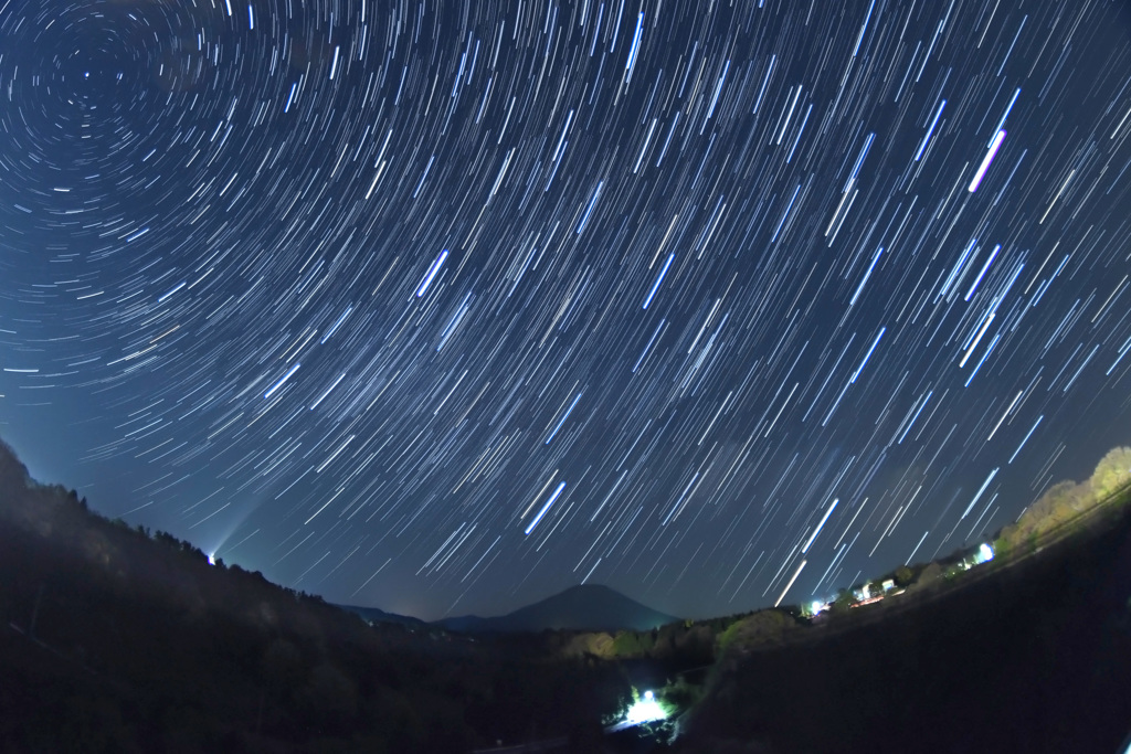 大山と昇る夏の星座