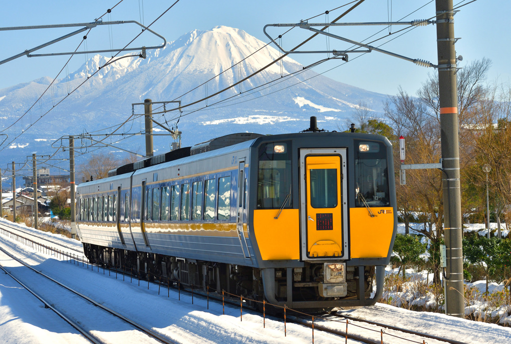 特急まつかぜと名峰大山