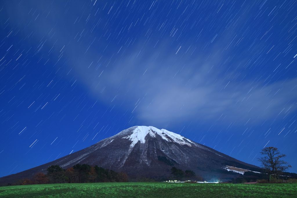 月夜の新雪大山