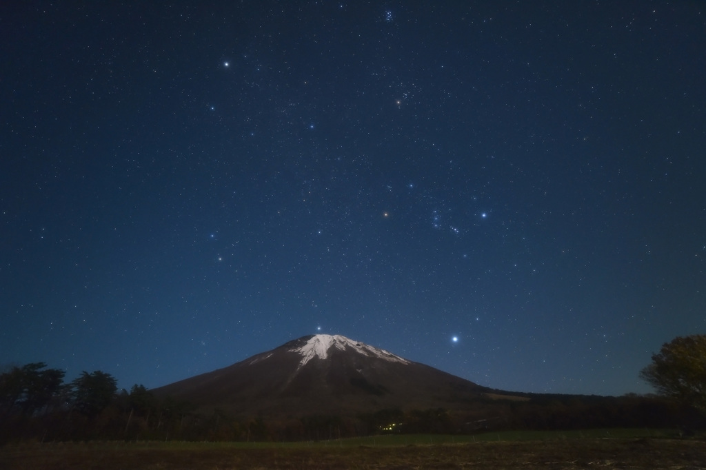 大山と昇る冬の星座