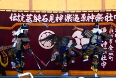 秋だから石見神楽パシャリ｜_・)１