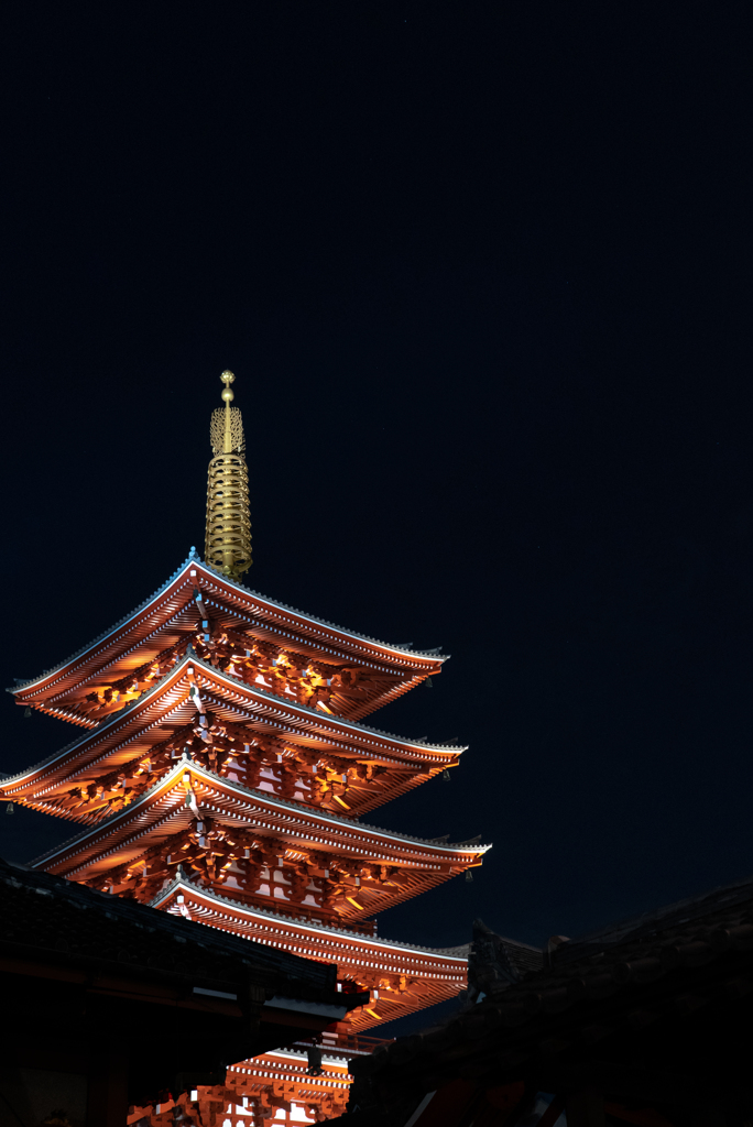 冬の宵に浮かぶ浅草寺・五重の塔